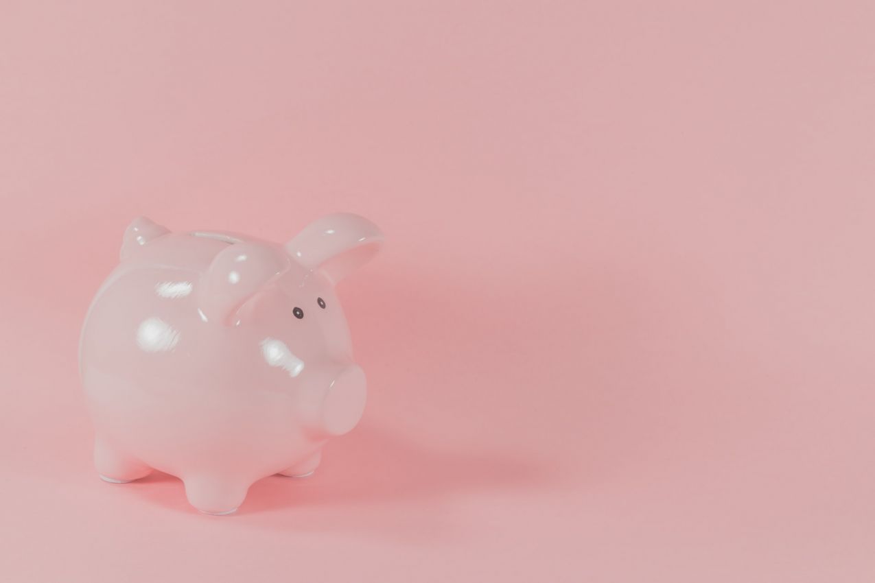 Rosa Sparschwein auf rosa Hintergrund