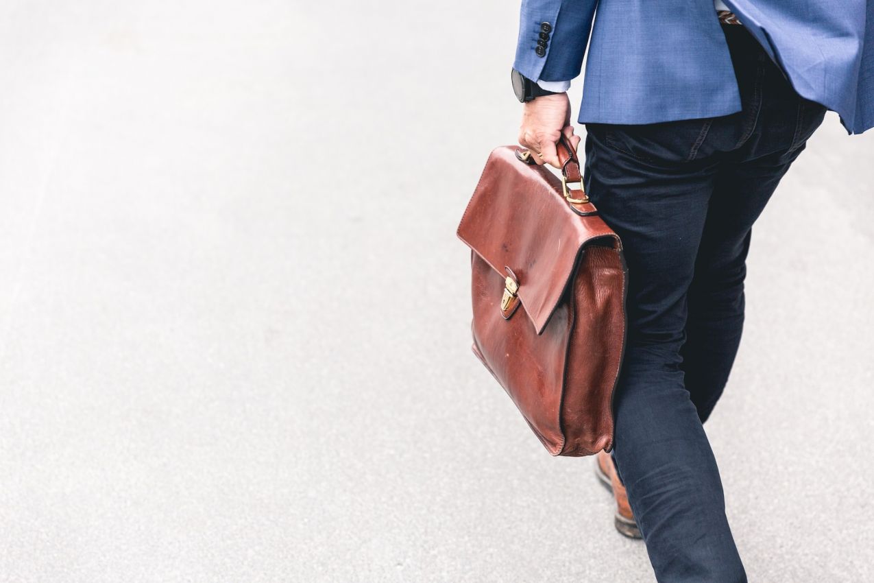 Mann im Business-Anzug und Aktentasche