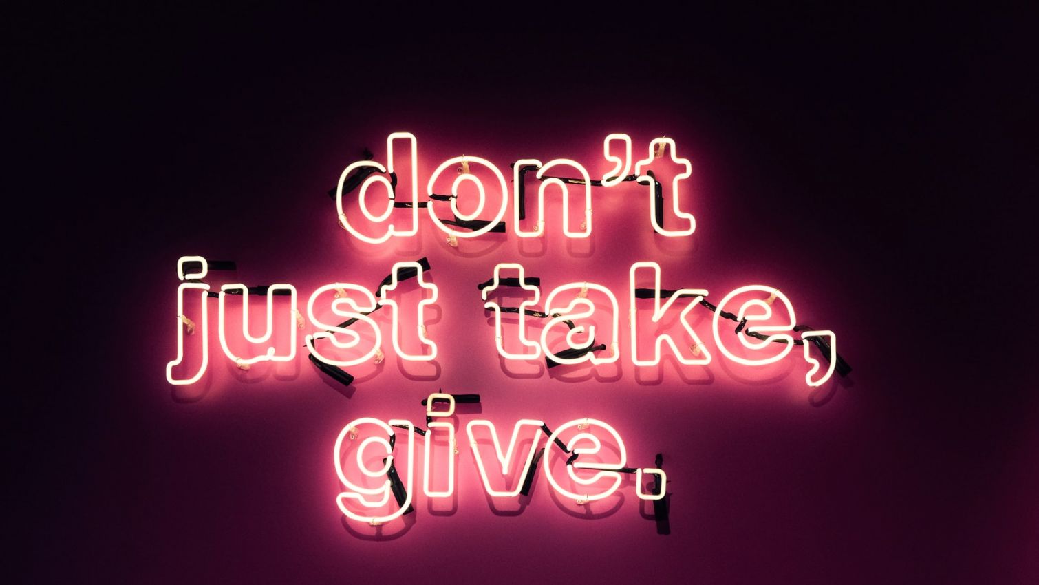 Neon-Schriftzug "Don't just take, give."