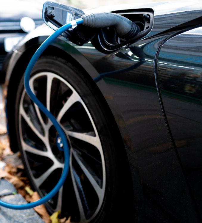 Elektroauto, das gerade geladen wird