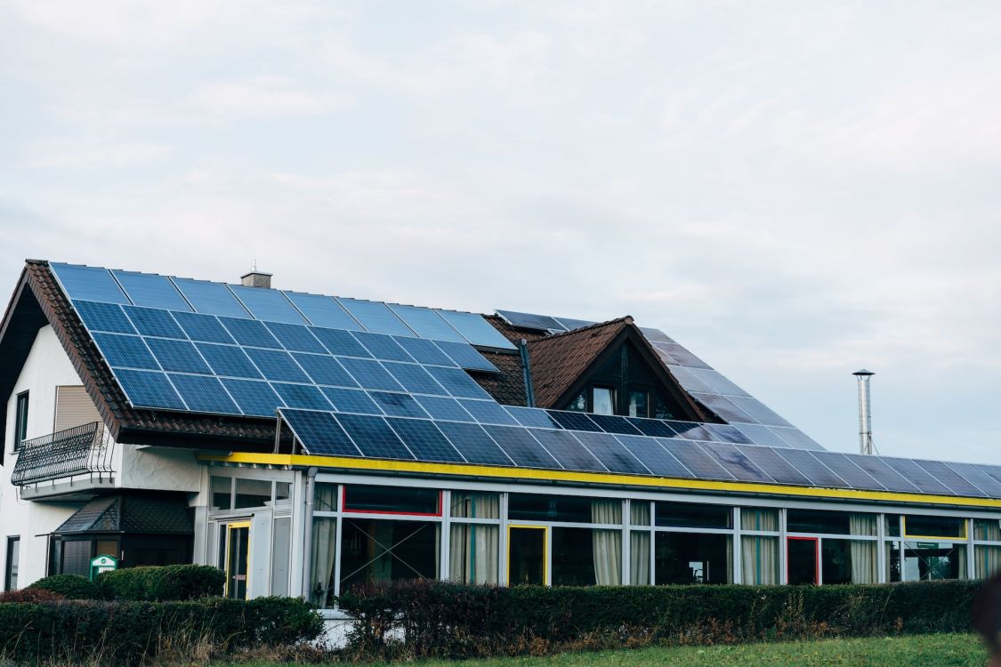 Modernes Haus mit Solaranlage auf dem Dach