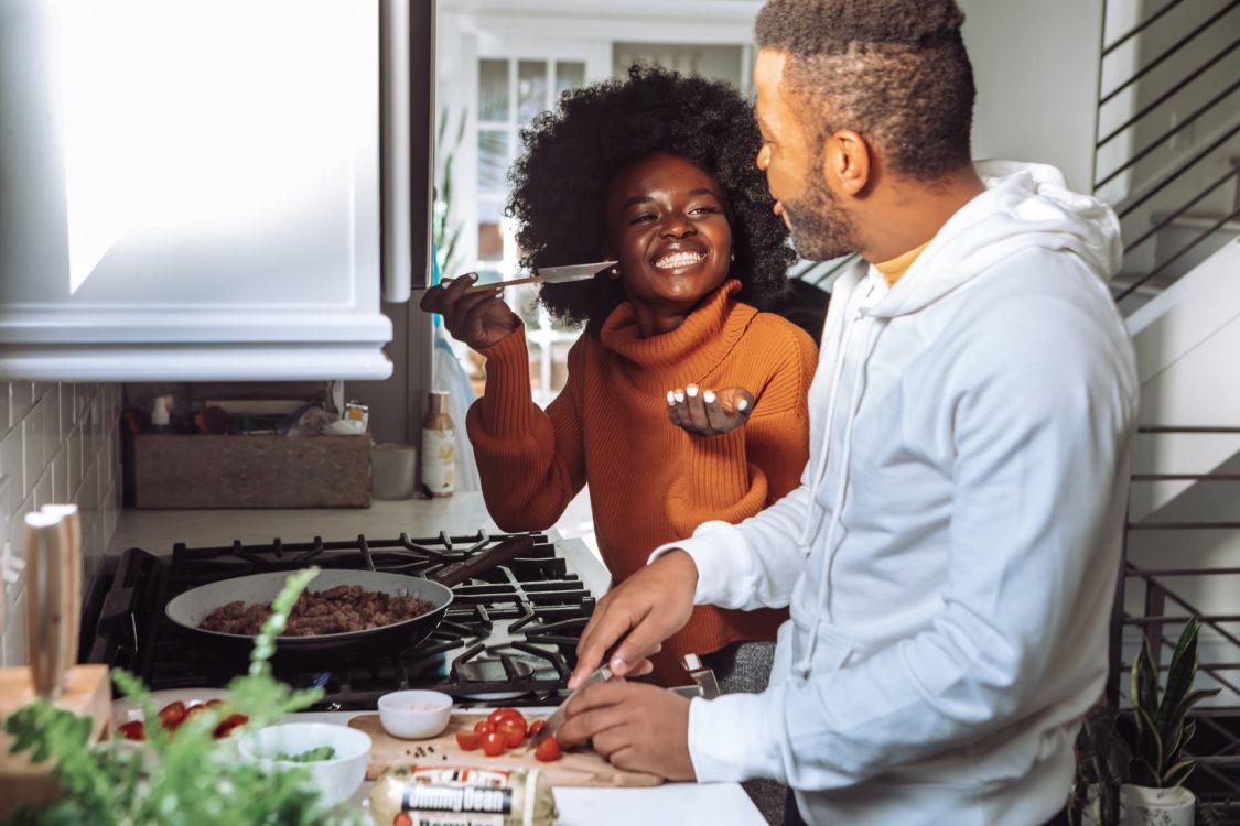 Ein Mann und eine Frau kochen gemeinsam in einer K&uuml;che