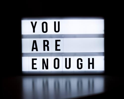 Schriftzug "Your are enough" vor dunklem Hintergrund