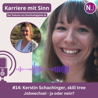 Verloren wirkender Mensch in einem großen weißen Raum mit vielen offenen Türen